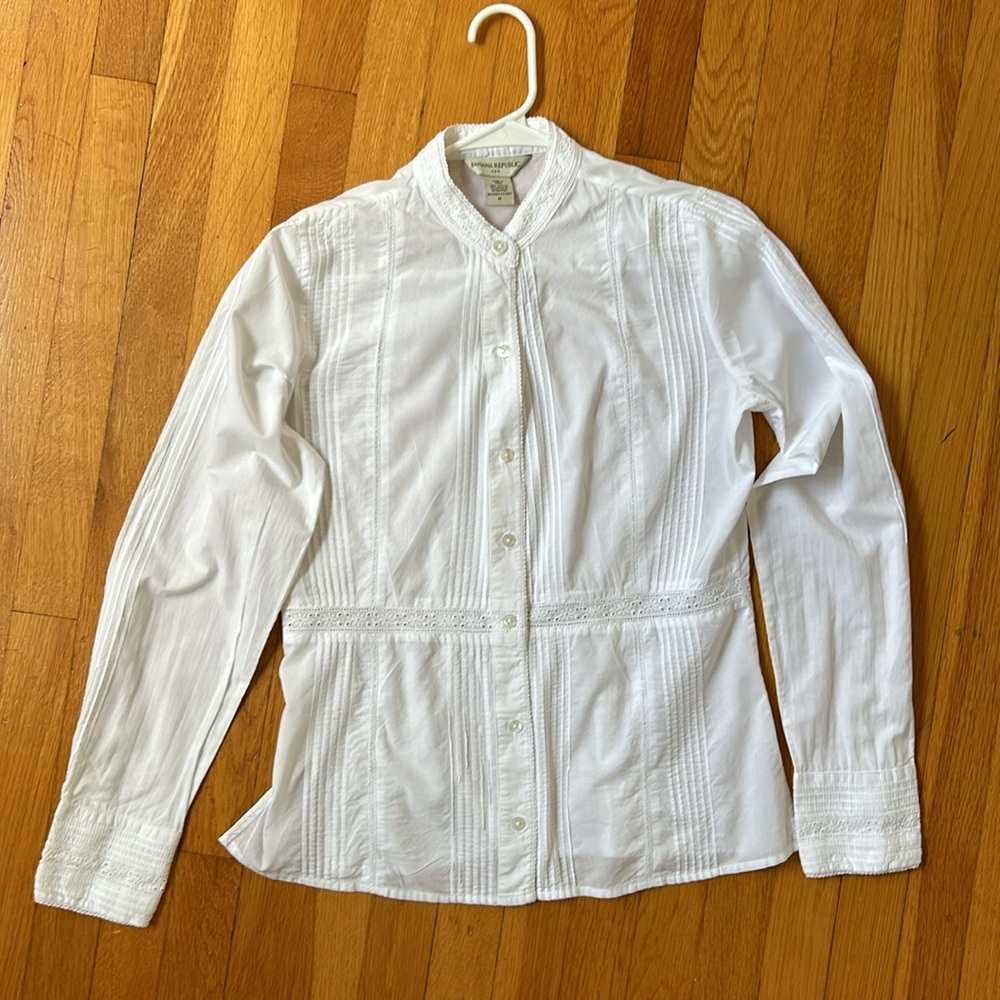 Banana Republic beautiful white top with delicate broderie and pintuck details